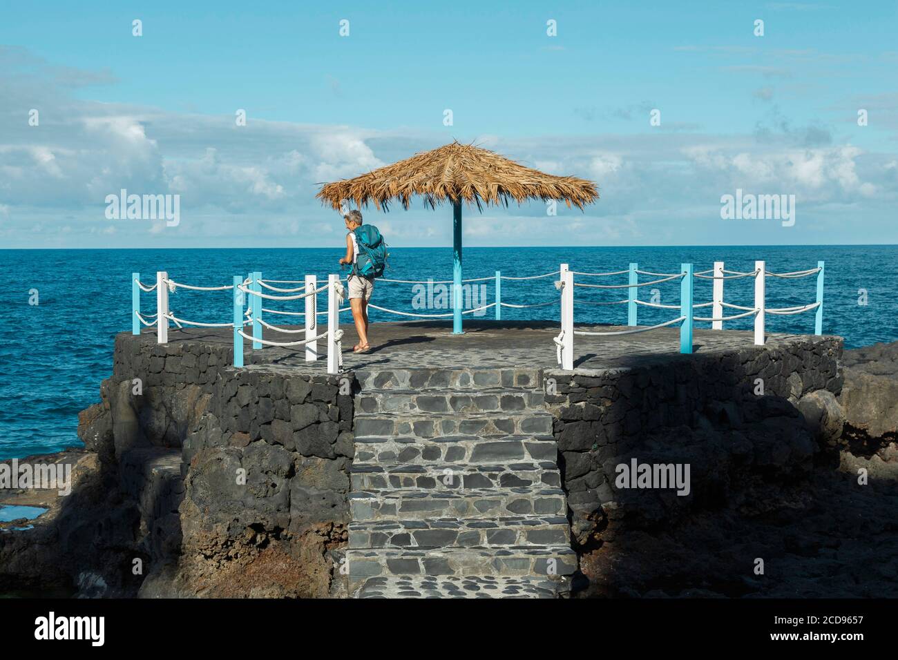Espagne, Iles Canaries, la Palma, randonneur touristique sur une terrasse au bord de la mer Banque D'Images