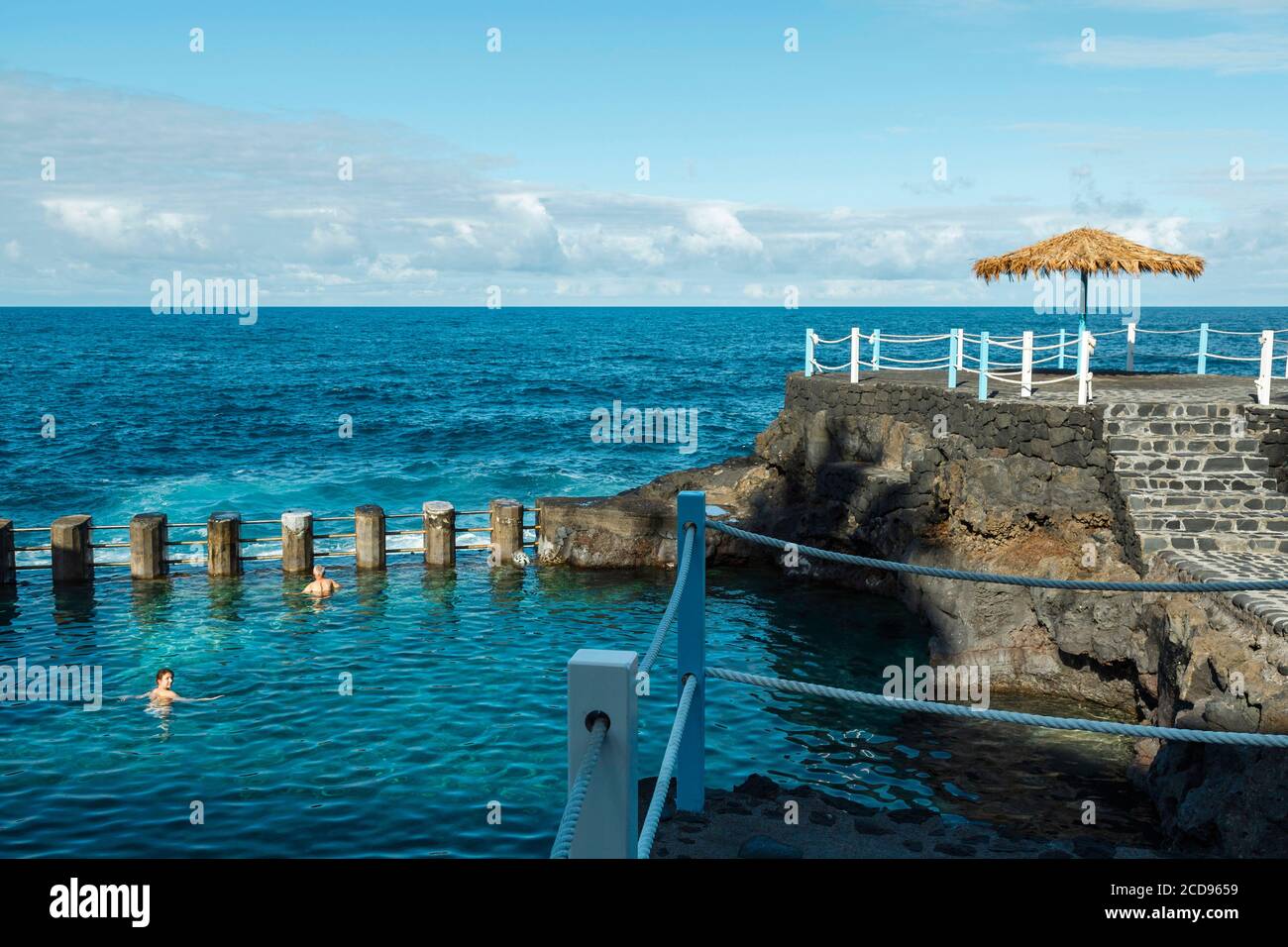 Espagne, îles Canaries, la Palma, couple de touristes se baignant dans une piscine d'eau de mer Banque D'Images