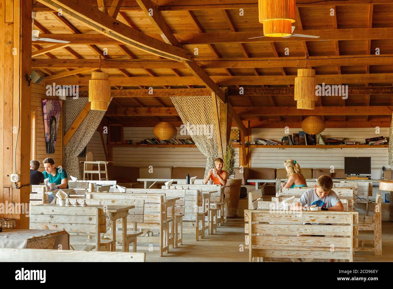 Marocco, Oued Ed-Dahab, Dakhla, Ocean Vagabond Resort, invités d'un éco-Lodge dans la salle à manger pendant leurs petits déjeuners Banque D'Images