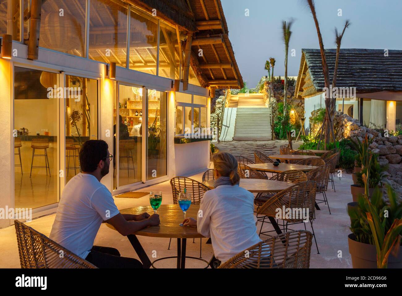 Marocco, Oued Ed-Dahab, Dakhla, la Crique Hôtel, couple à la terrasse de bar d'un éco-Lodge dans une vie nocturne romantique Banque D'Images