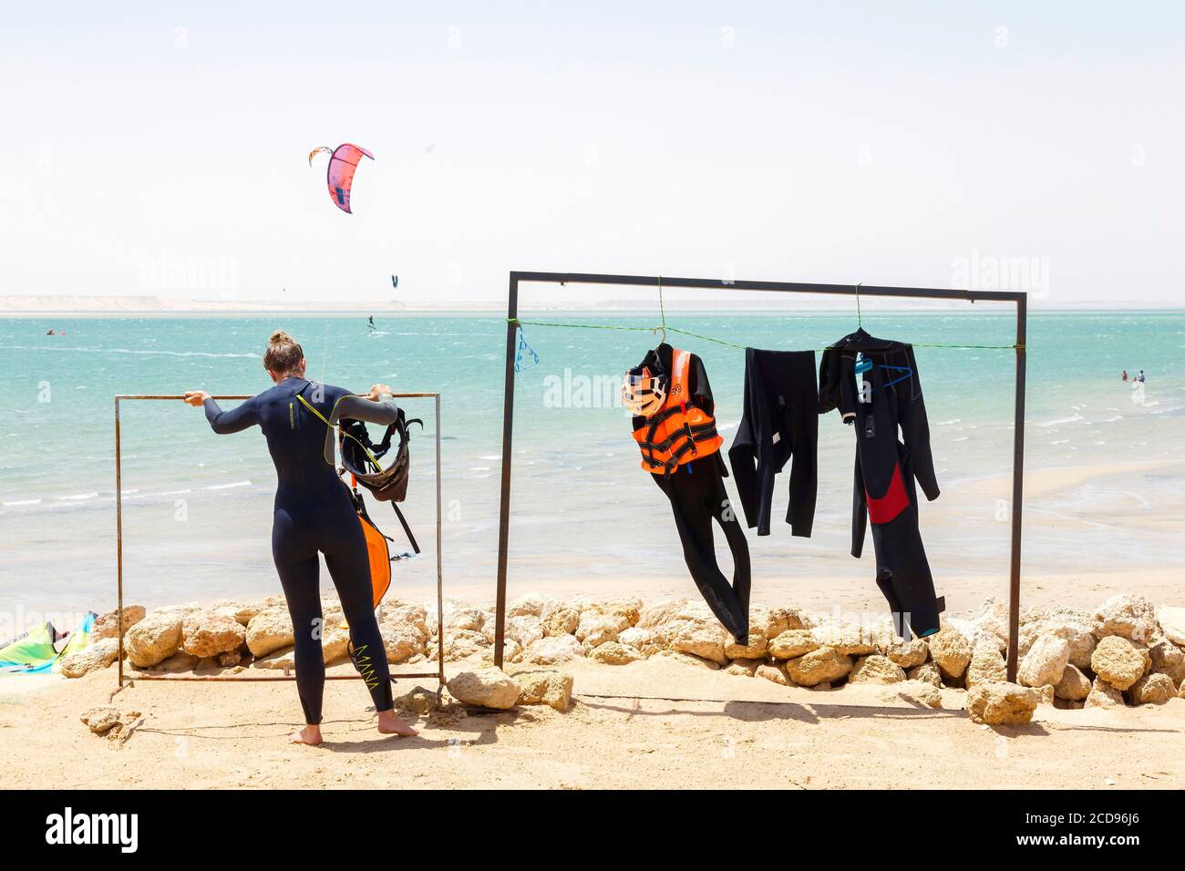 Marocco, Oued Ed-Dahab, Dakhla, PK25 Resort, jeune femme sur une plage après une séance de kite-surf Banque D'Images