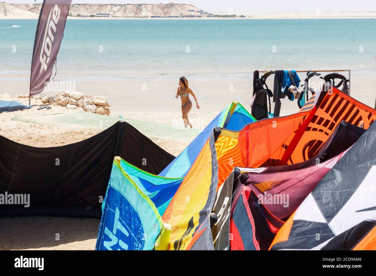 Marocco, Oued Ed-Dahab, Dakhla, PK25 Resort, jeune femme sur une plage après une séance de kite-surf Banque D'Images