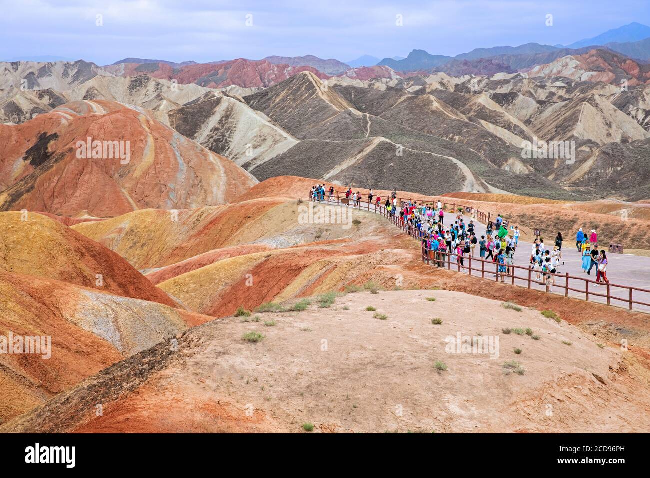 Des badlands colorés dans le parc national de Zhangye / le parc national de Zhangye Danxia Geopark dans les contreforts nord des monts Qilian, province de Gansu, Chine Banque D'Images