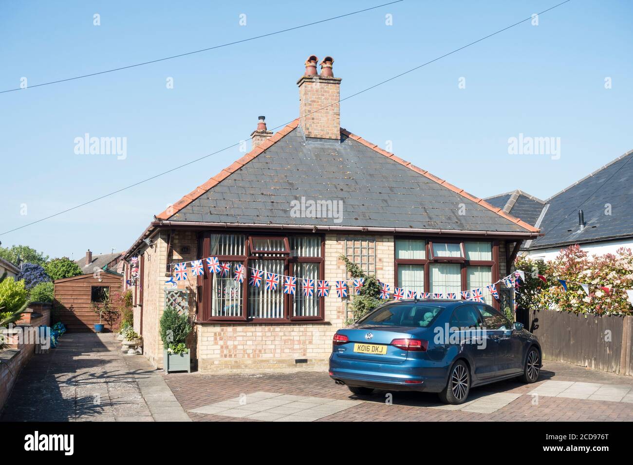 Union Jack bunting sur un bungalow célébrant le 75e anniversaire de la victoire En Europe le 2020 mai Banque D'Images