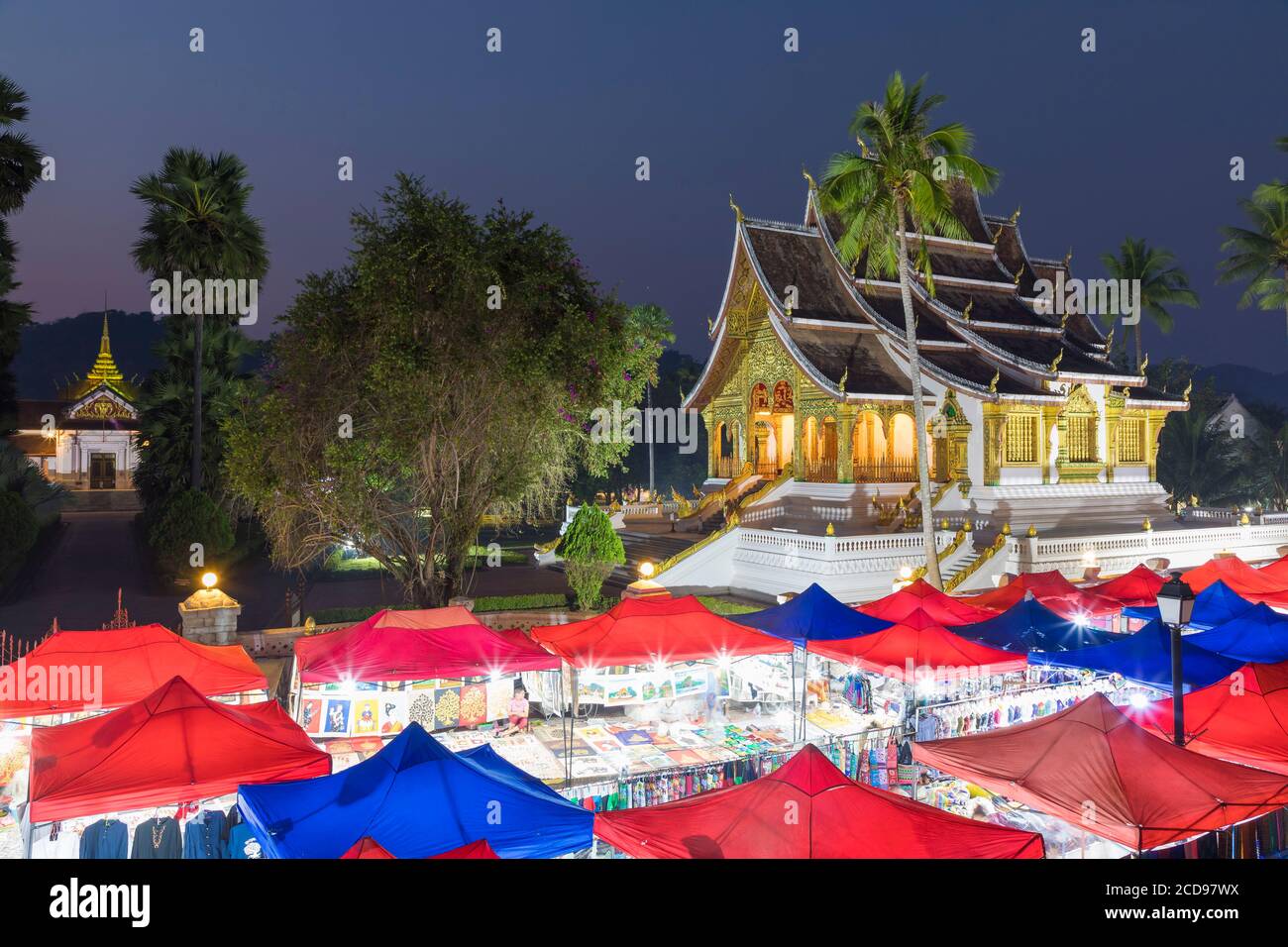 Laos, province de Luang Prabang, Luang Prabang, Haw Pha Bang à l'intérieur du Palais Royal et des tentes du marché nocturne Banque D'Images