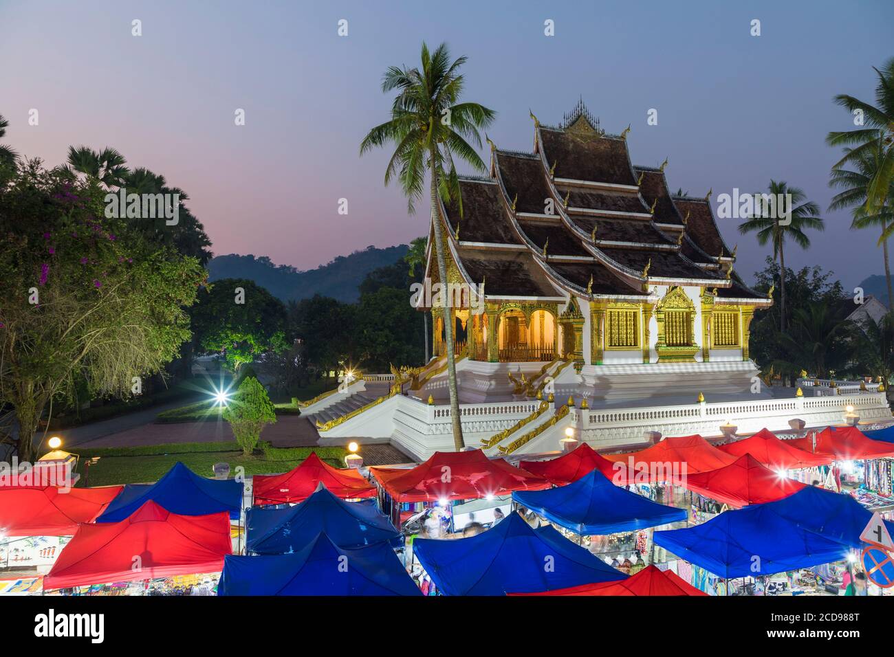 Laos, province de Luang Prabang, Luang Prabang, Haw Pha Bang à l'intérieur du Palais Royal et des tentes du marché nocturne Banque D'Images