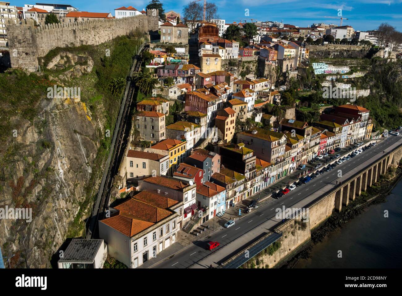 Portugal, Porto, quartier de Ribeira, quai du Douro et murs fortifiés du roi Ferdinand Banque D'Images
