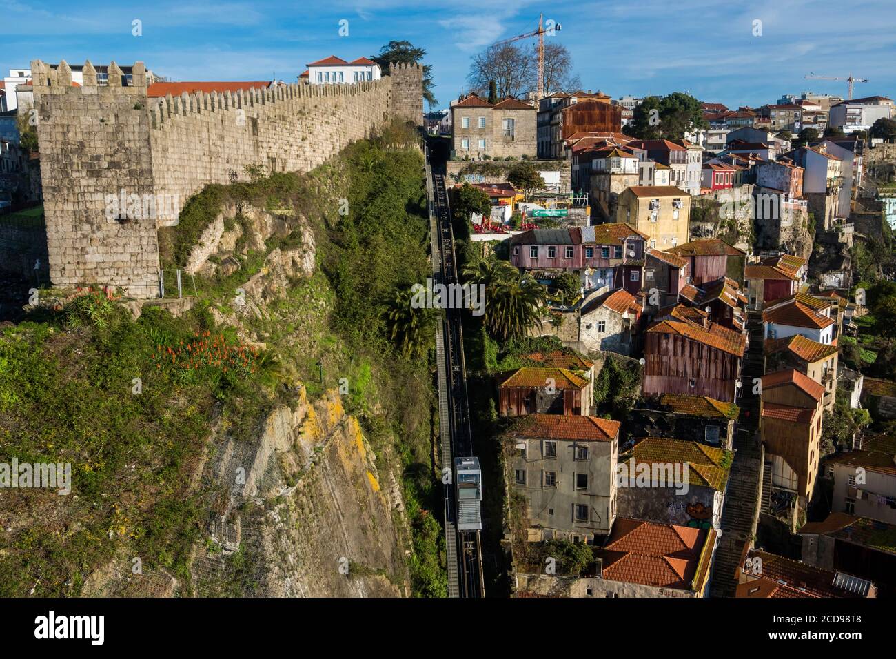 Portugal, Douro, Porto, le roi Ferdinand fortifia les murs et le funiculaire Banque D'Images