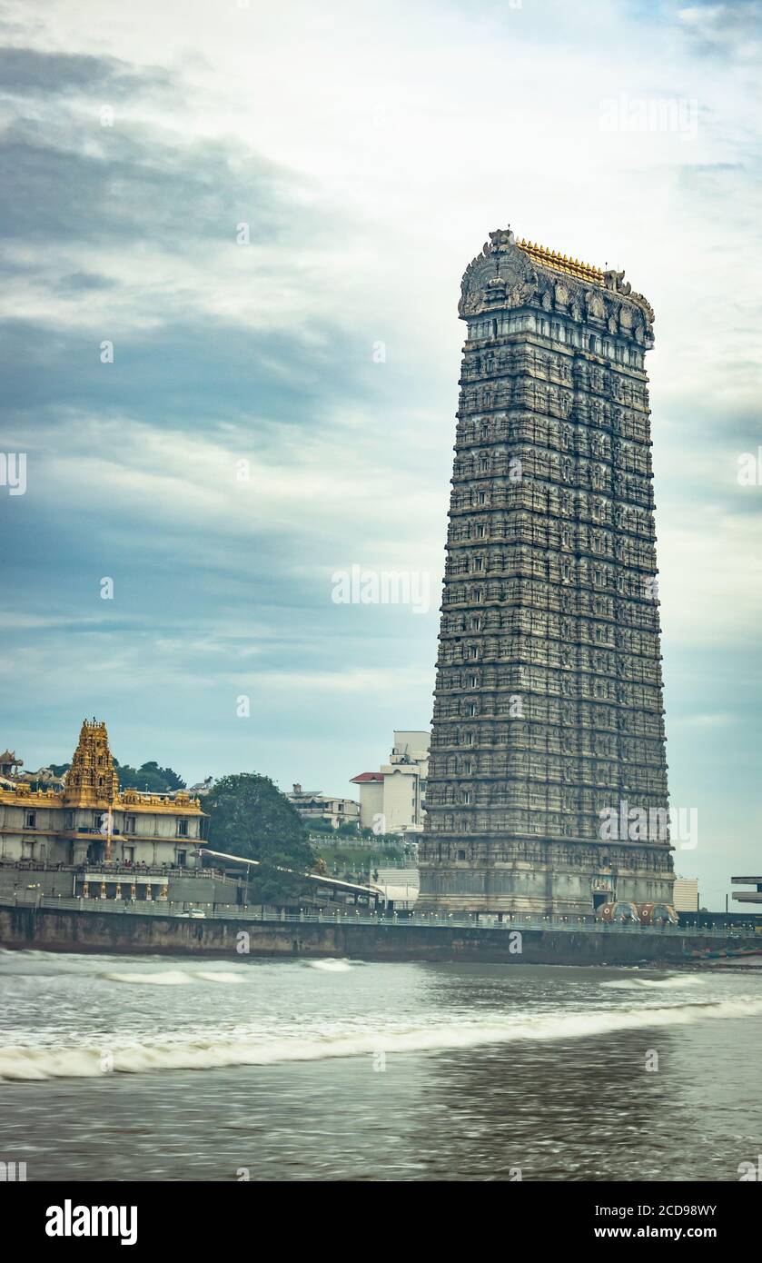 l'entrée du temple de murdeswar rajagopuram avec une image de ciel plate est prise à murdeswar karnataka inde tôt le matin. c'est l'un des plus hauts gopuram ou Banque D'Images