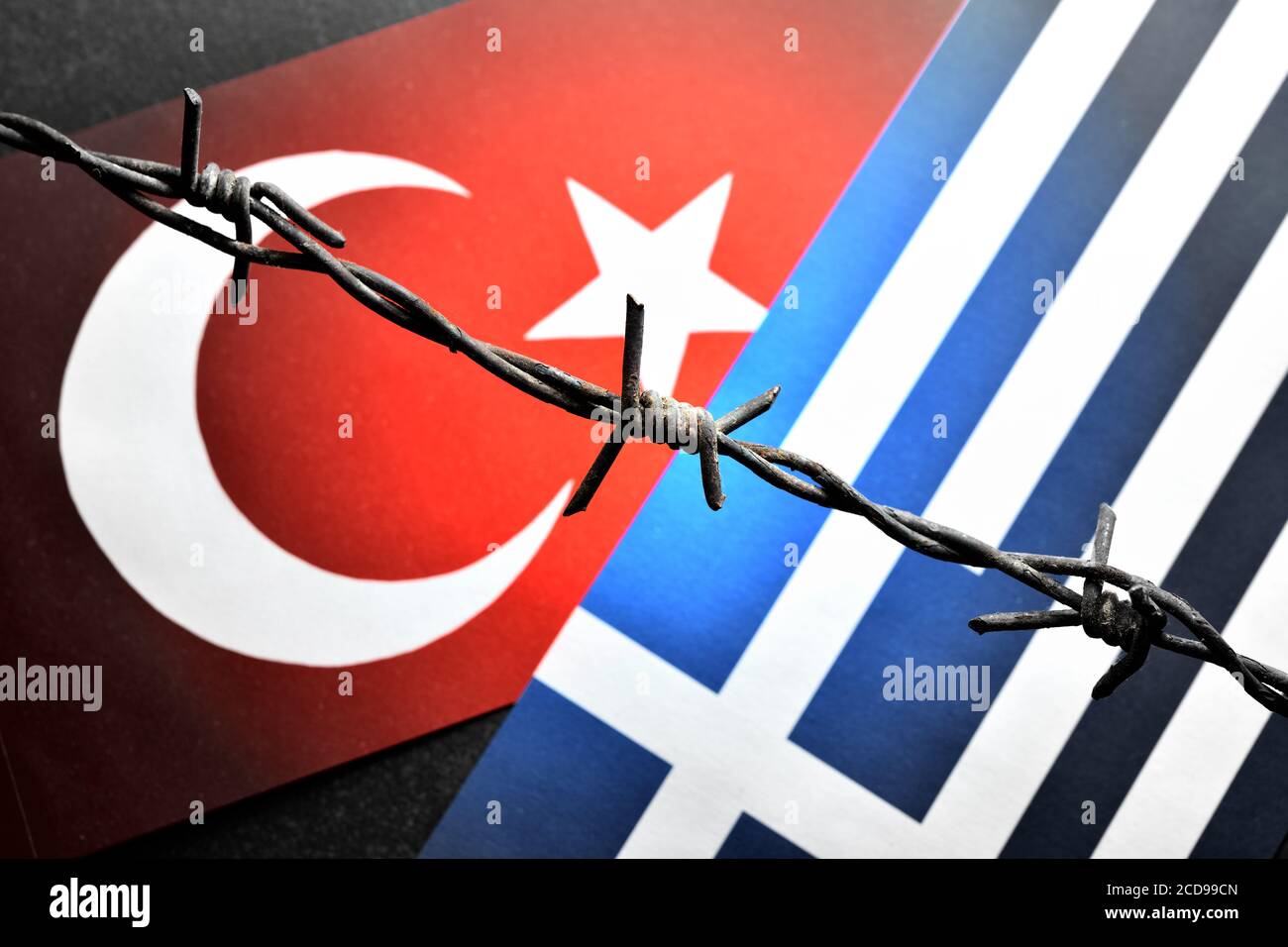Les drapeaux de la Turquie et de la Grèce derrière le barbelé, conflit de la mer Égée Banque D'Images