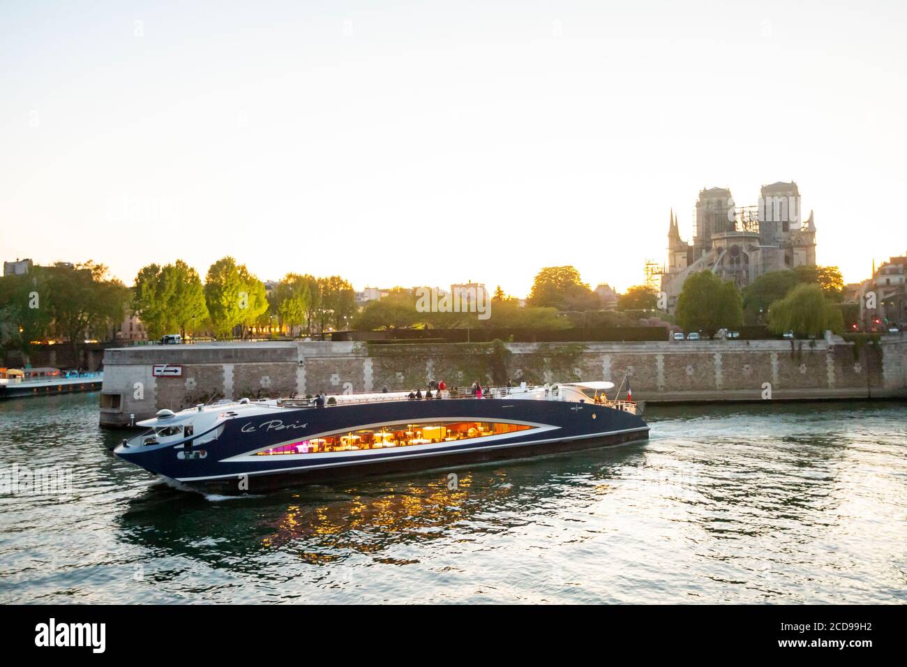 France, Paris, région classée au patrimoine mondial de l'UNESCO, un dîner-croisière en face de notre Dame Banque D'Images