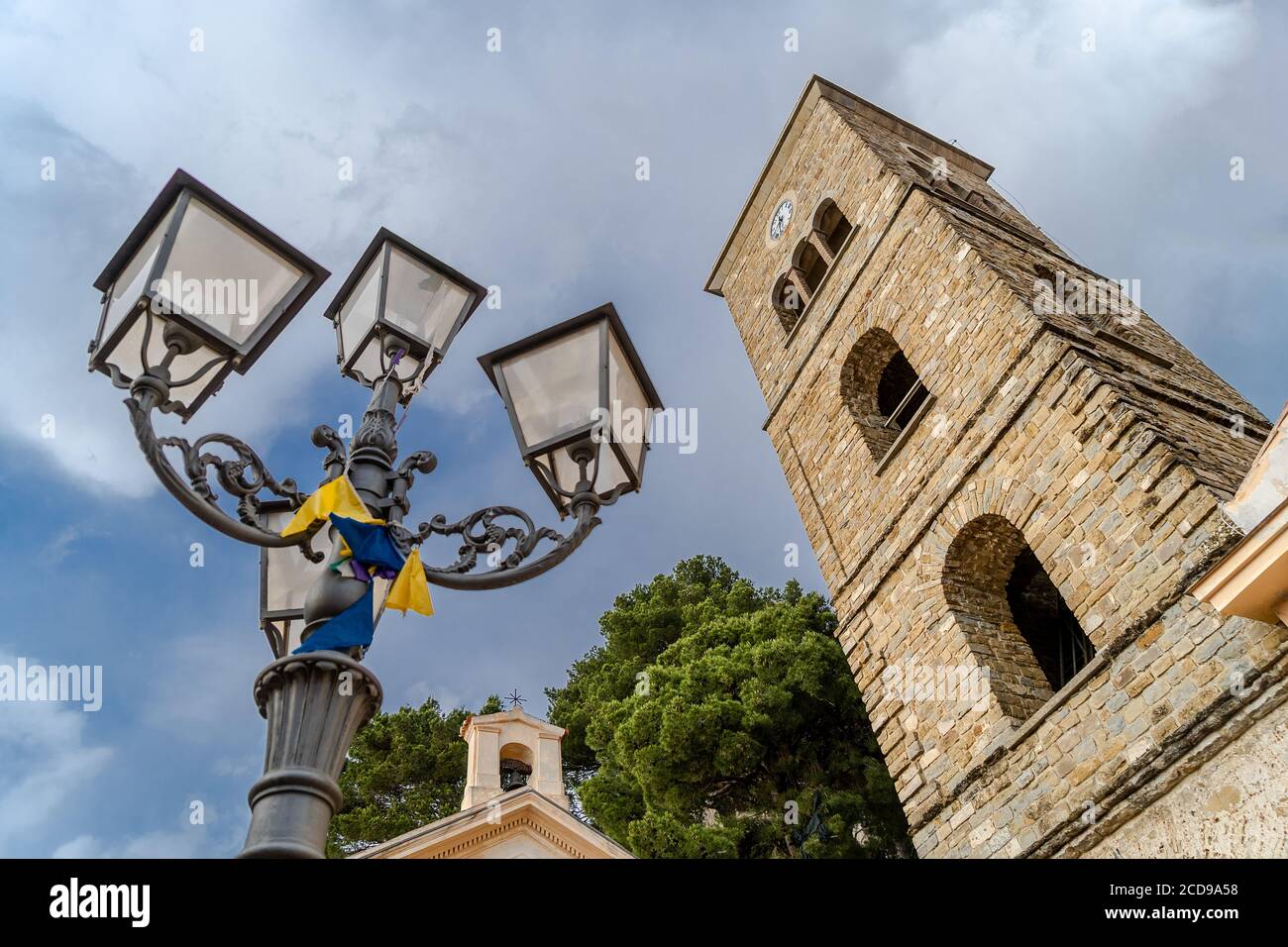 Le clocher de la basilique pontificale romane de Santa Maria de Gulia, à Castellabate. Castellabate est une petite ville médiévale située sur la côte sud de la Campanie, en Italie. Banque D'Images