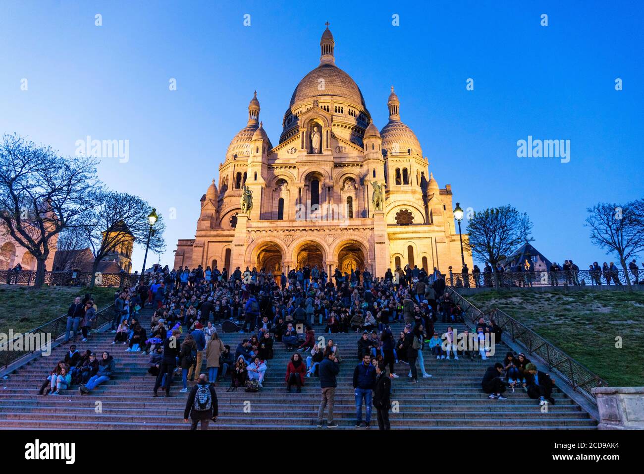France, Paris, colline de Montmartre, basilique du Sacré-cœur à la tombée de la nuit Banque D'Images