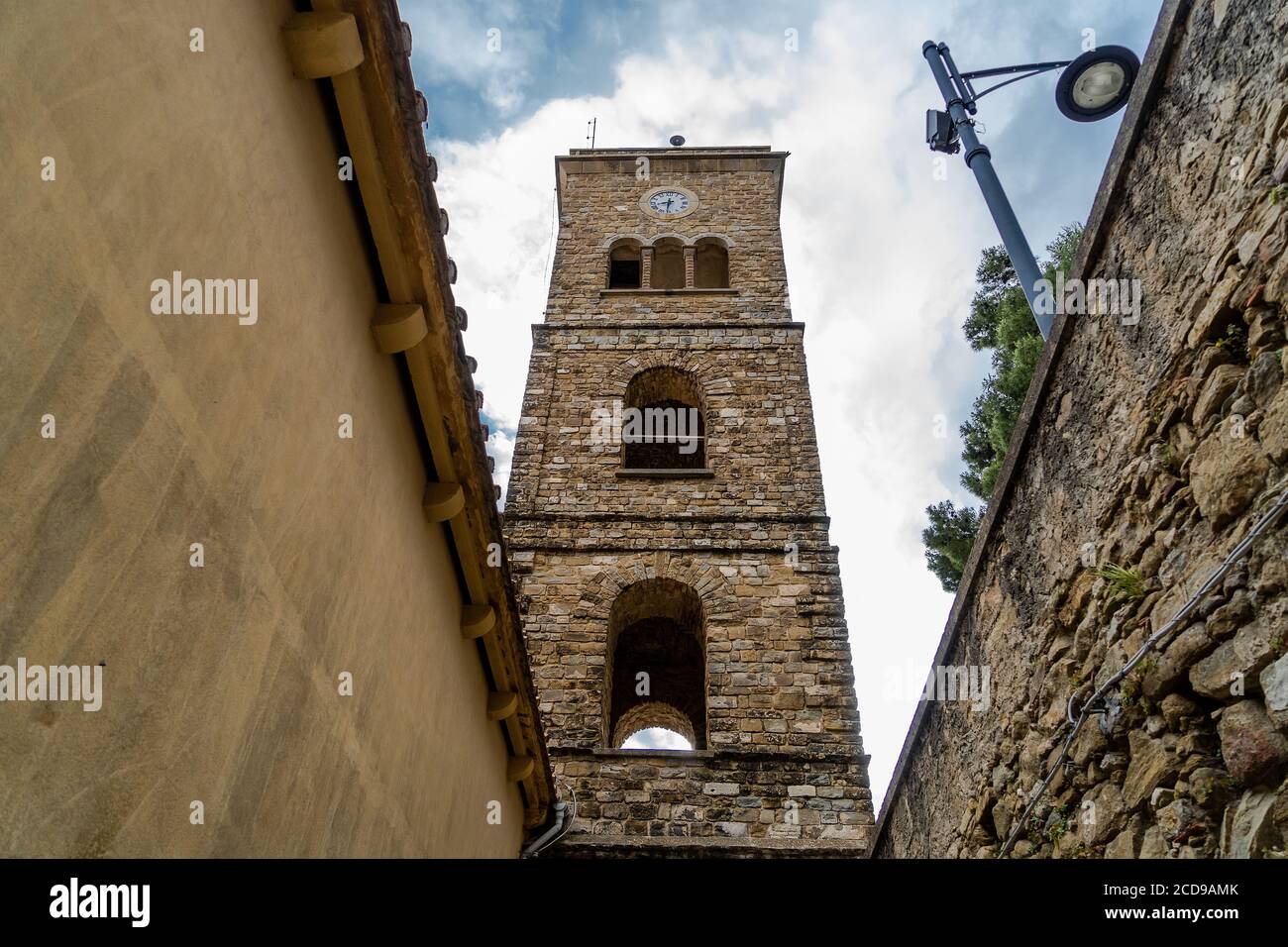 Le clocher de la basilique pontificale romane de Santa Maria de Gulia, à Castellabate. Castellabate est une petite ville médiévale située sur la côte sud de la Campanie, en Italie. Banque D'Images