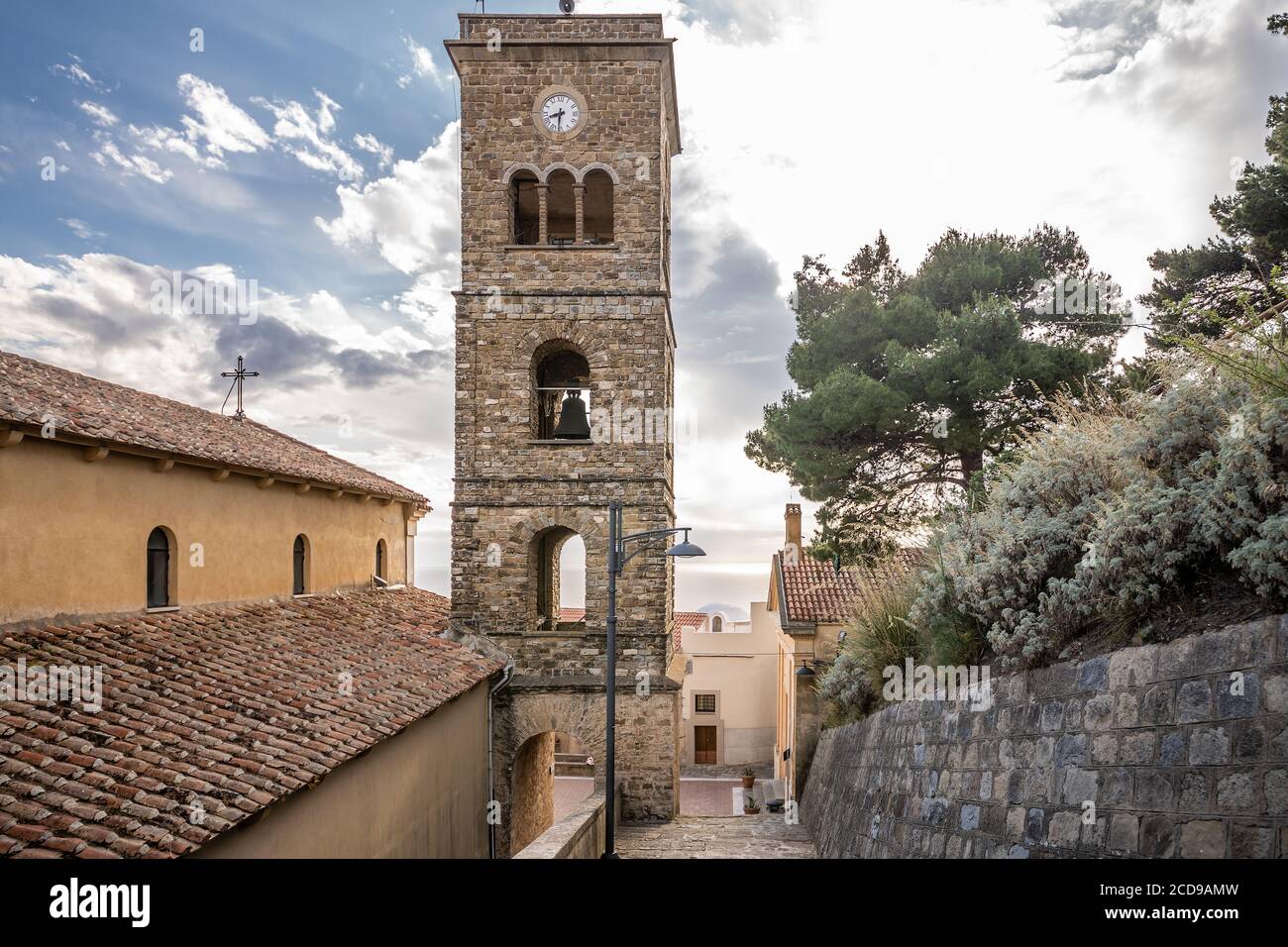 Le clocher de la basilique pontificale romane de Santa Maria de Gulia, à Castellabate. Castellabate est une petite ville médiévale située sur la côte sud de la Campanie, en Italie. Banque D'Images