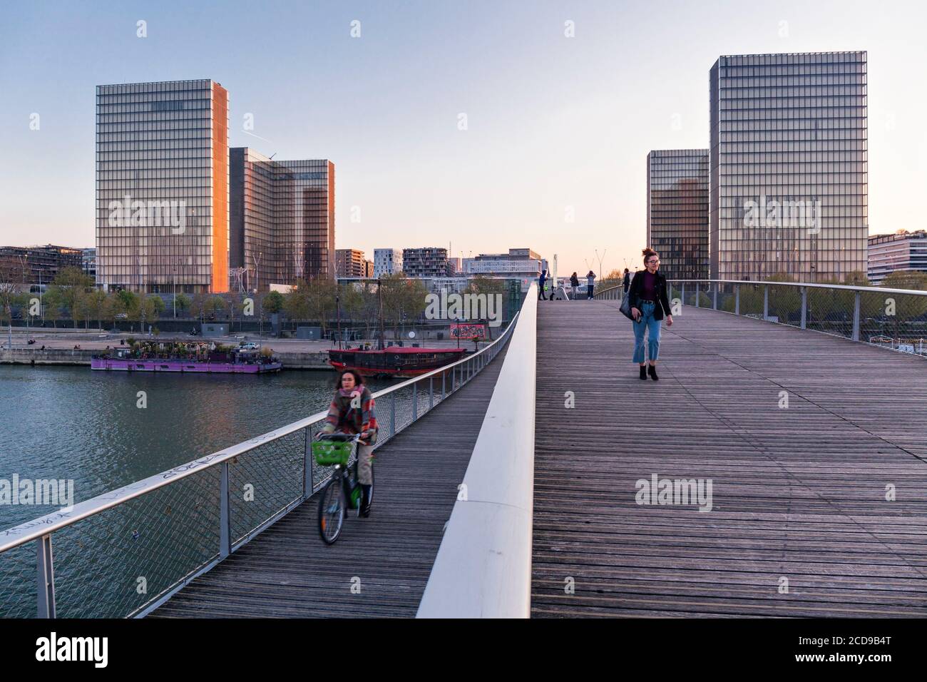 France, Paris, les rives de la Seine Bibliothèque nationale de France (Bibliothèque nationale de France) par l'architecte Dominique Perrault vu de la passerelle Simone de Beauvoir par l'architecte Dietmar Feichtinger Banque D'Images