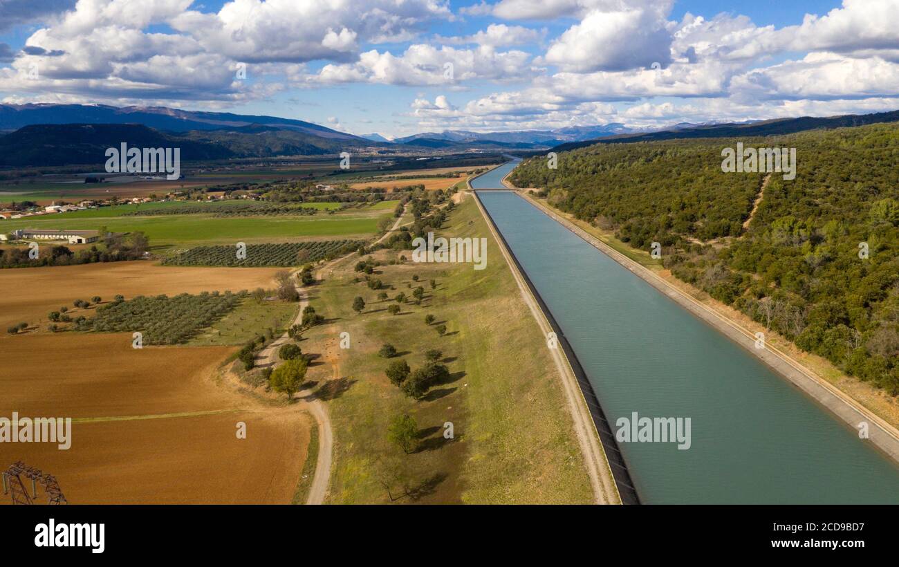 France, Alpes de haute Provence, Oraison, Canal EDF, la Brillanne en arrière-plan (vue aérienne) Banque D'Images