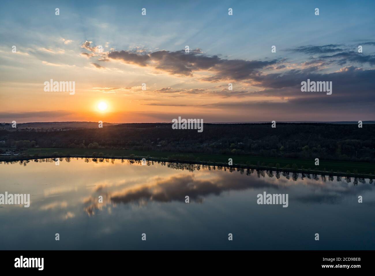 La France, l'Eure, Bernières-sur-Seine, le coucher du soleil, à sable dans la vallée de la Seine (vue aérienne) Banque D'Images