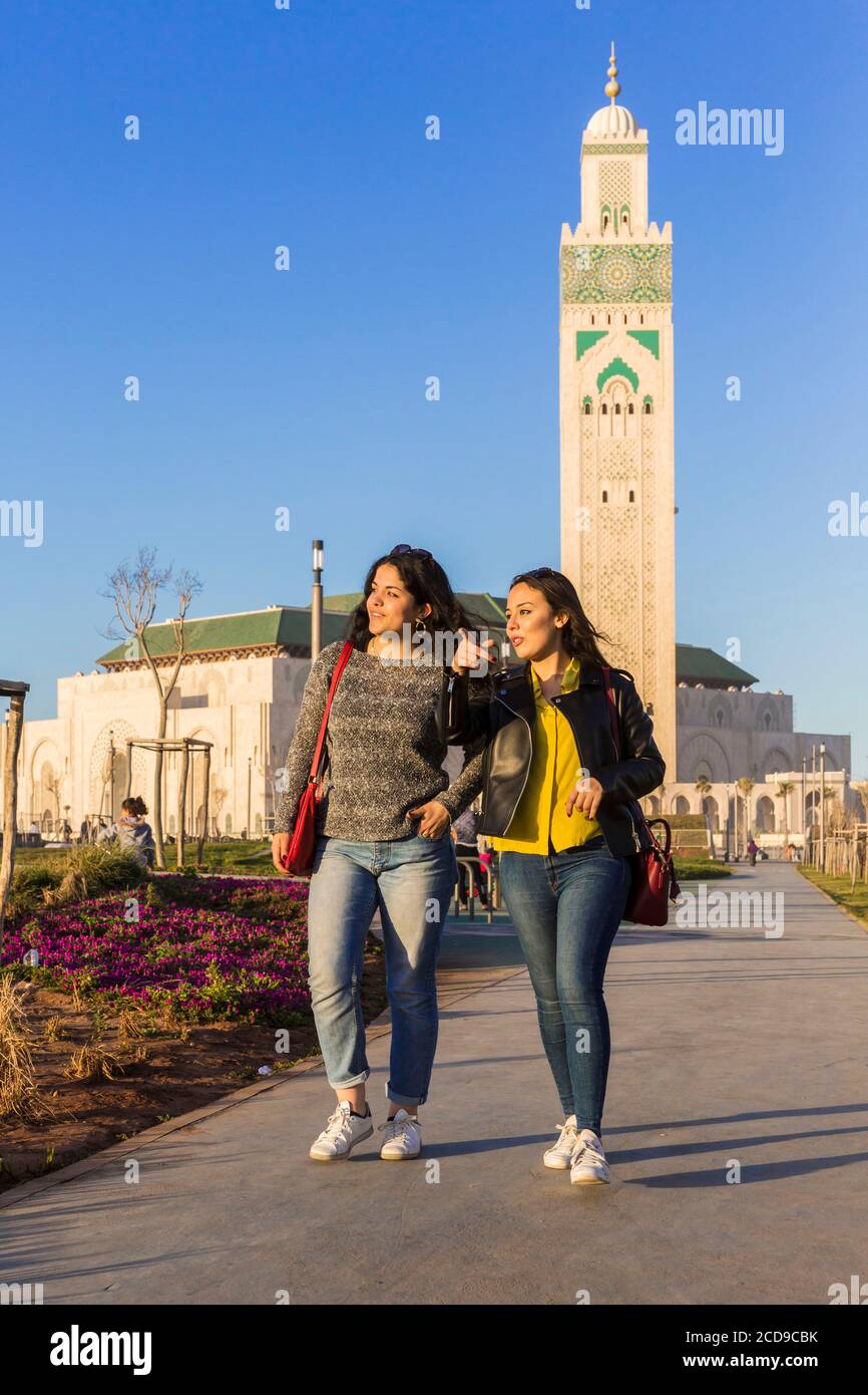 Maroc, Casablanca, les jeunes femmes sur le parvis de la mosquée Hassan II. Banque D'Images