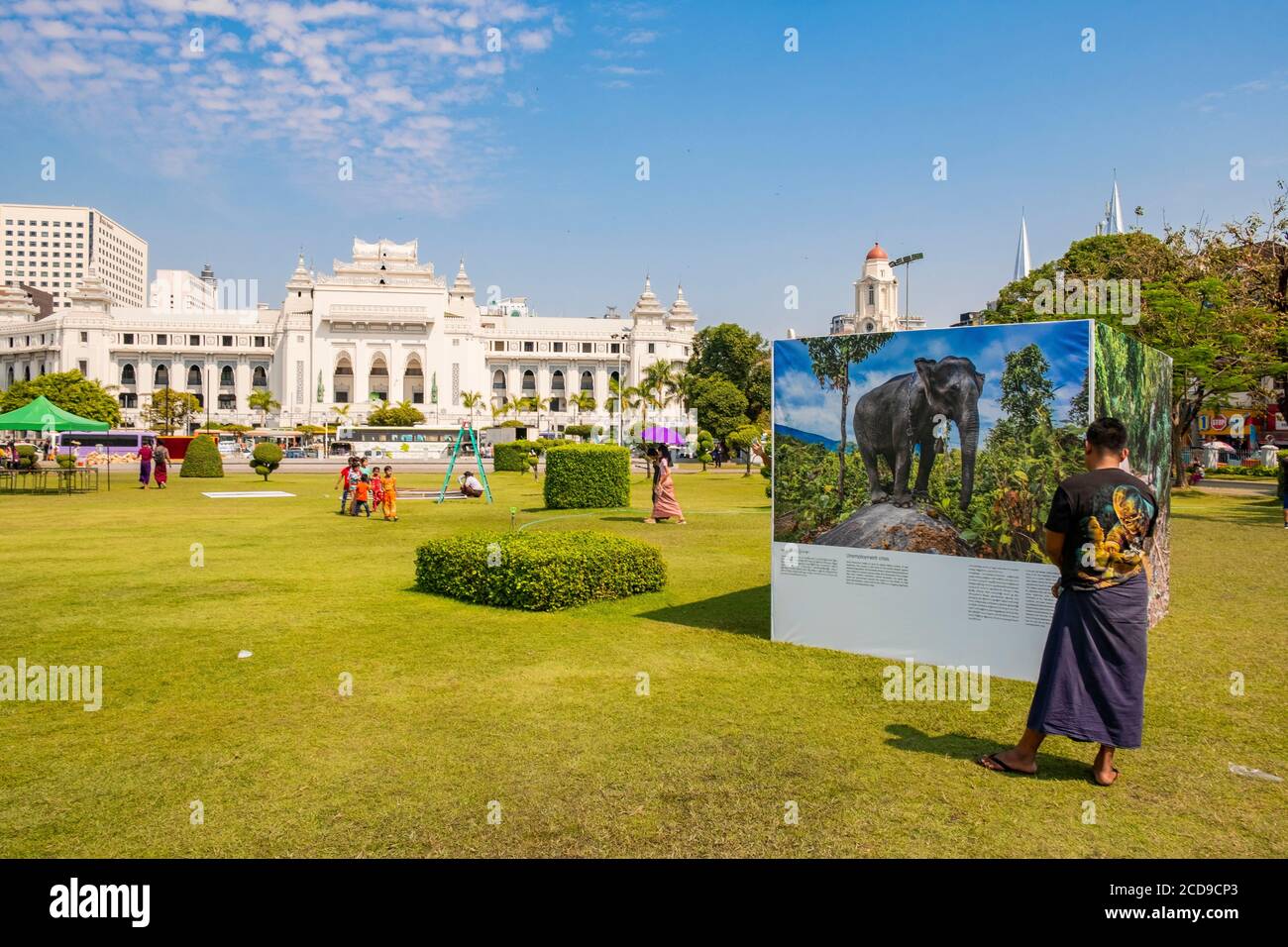 Myanmar (Birmanie), Yangon, la ville coloniale, exposition de photos dans le jardin de Mahabandoola Banque D'Images