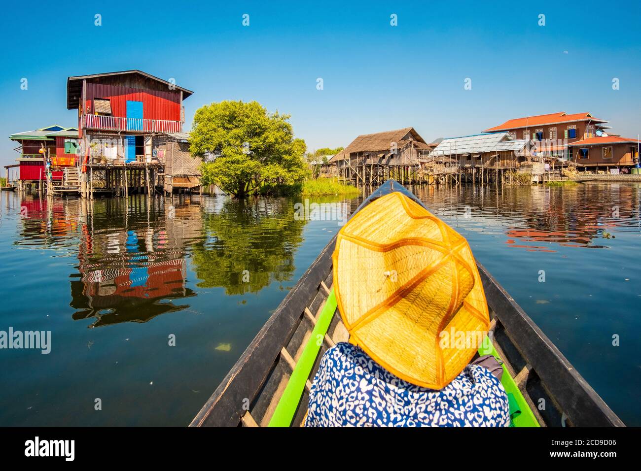 Myanmar (Birmanie), État Shan, lac Inle, excursion en bateau, femme touristique Banque D'Images