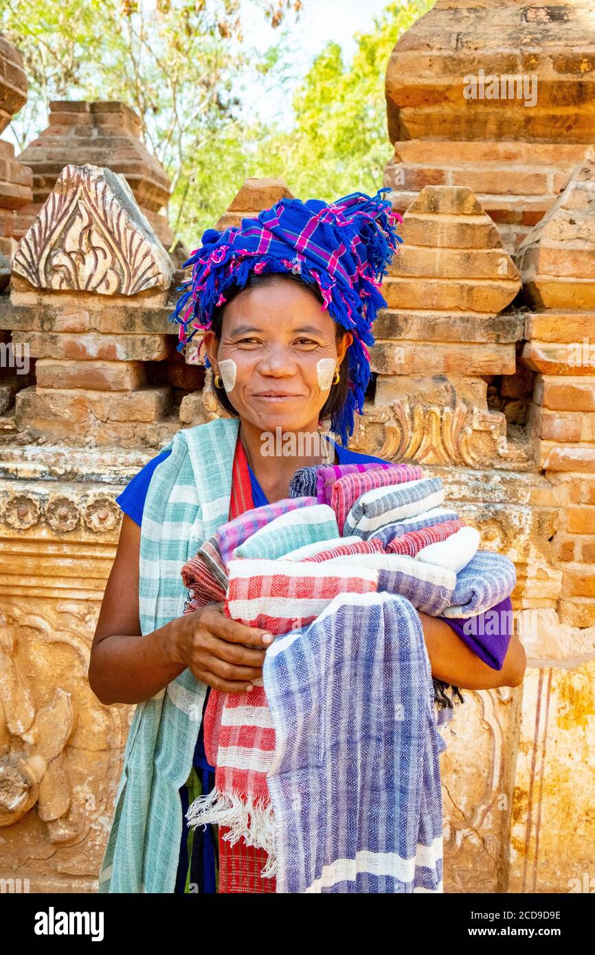 Myanmar (Birmanie), État Shan, lac Inle, à Dein ou Inthée, site archéologique de Nyaung Ohak, vendeur d'artisanat Banque D'Images