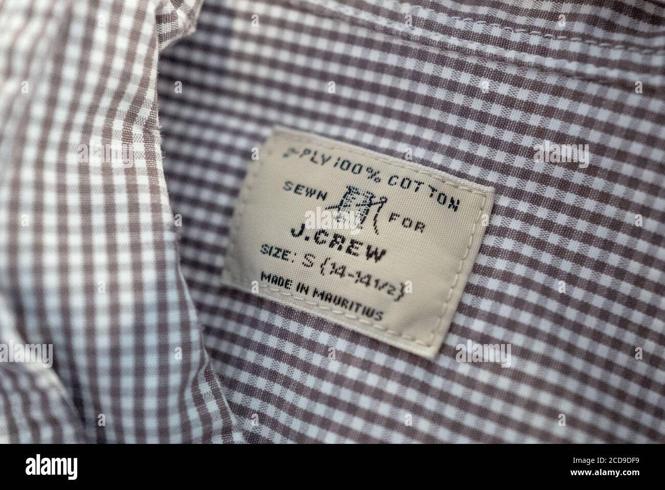 Gros plan du logo du détaillant de vêtements J Crew sur l'article de vêtements pour hommes, San Ramon, Californie, 5 juin 2020. () Banque D'Images
