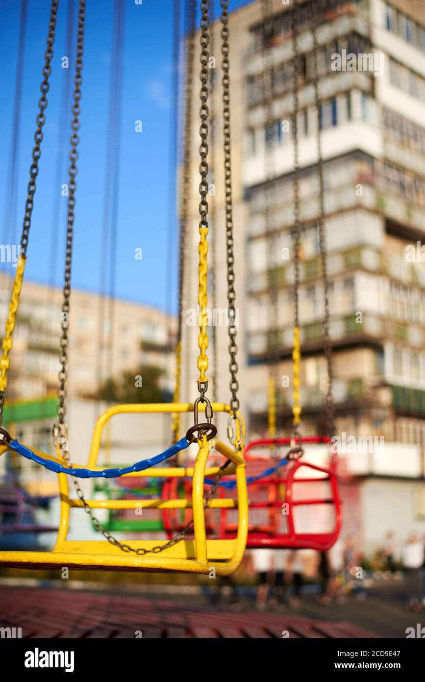 Siège de la chaîne de carrousel colorée dans la ville lors d'une journée d'été. Banque D'Images