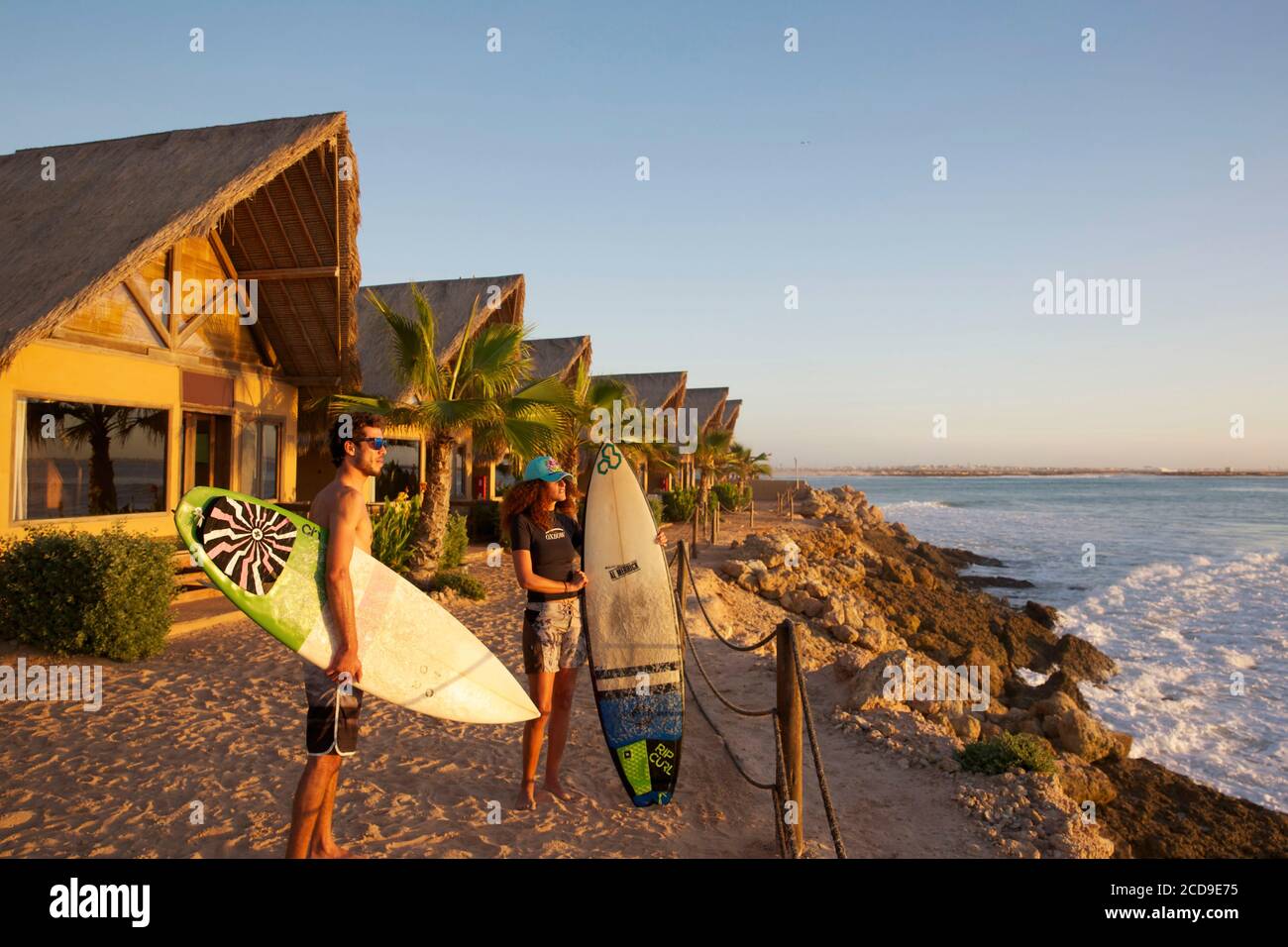 Maroc, Sahara occidental, Dakhla, surfeurs marocains avec leurs planches en face de l'océan à l'hôtel West point Banque D'Images