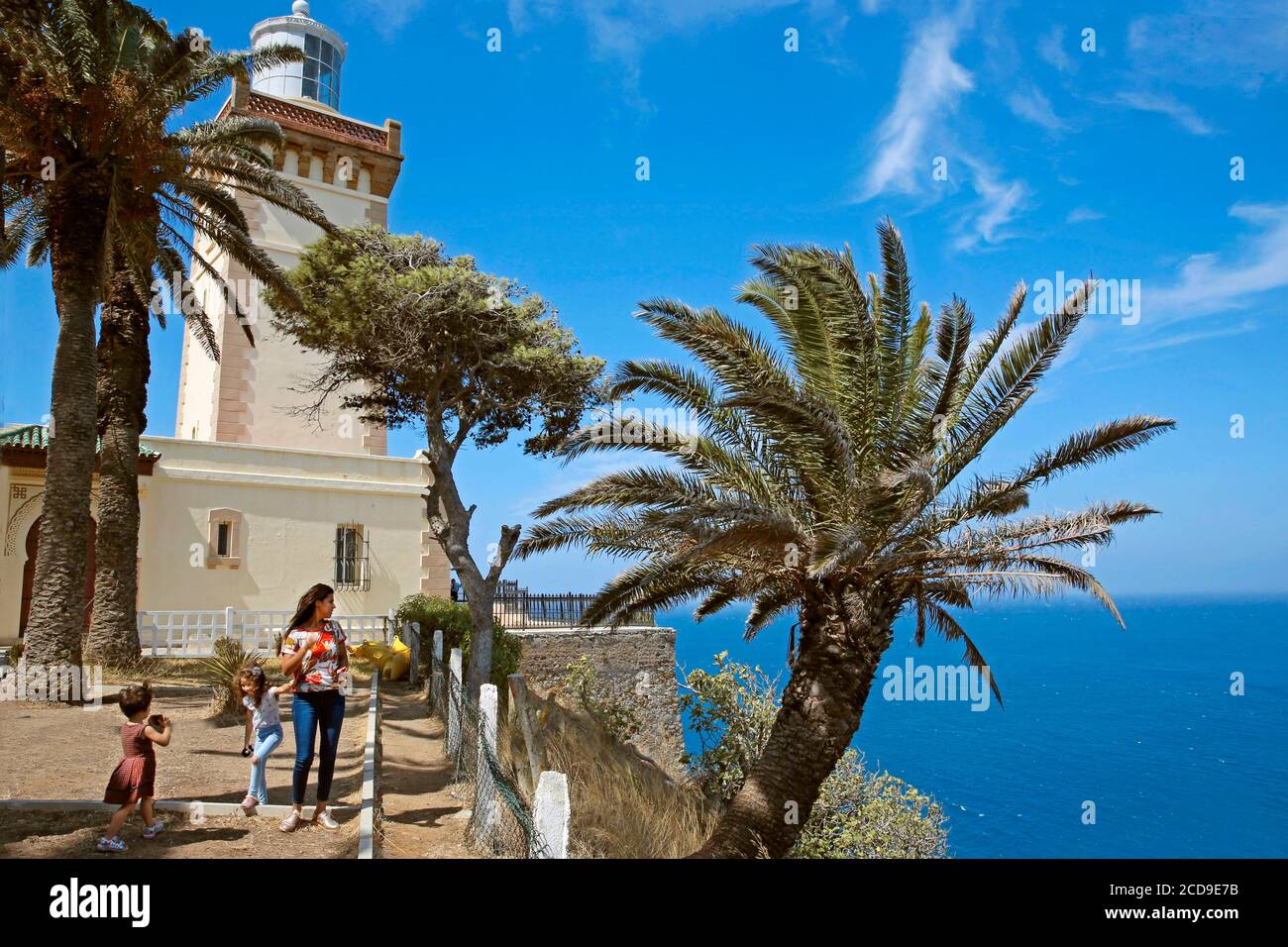 Maroc, région de Tanger Tetouan, Tanger, femme marocaine et ses enfants au pied du phare du cap spartel surplombant la Méditerranée Banque D'Images
