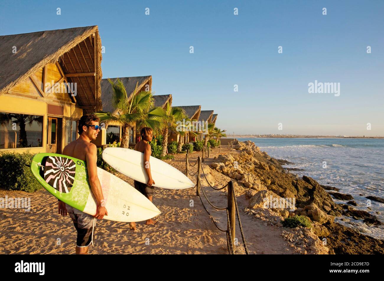 Maroc, Sahara occidental, Dakhla, surfeurs marocains avec leurs planches en face de l'océan à l'hôtel West point Banque D'Images