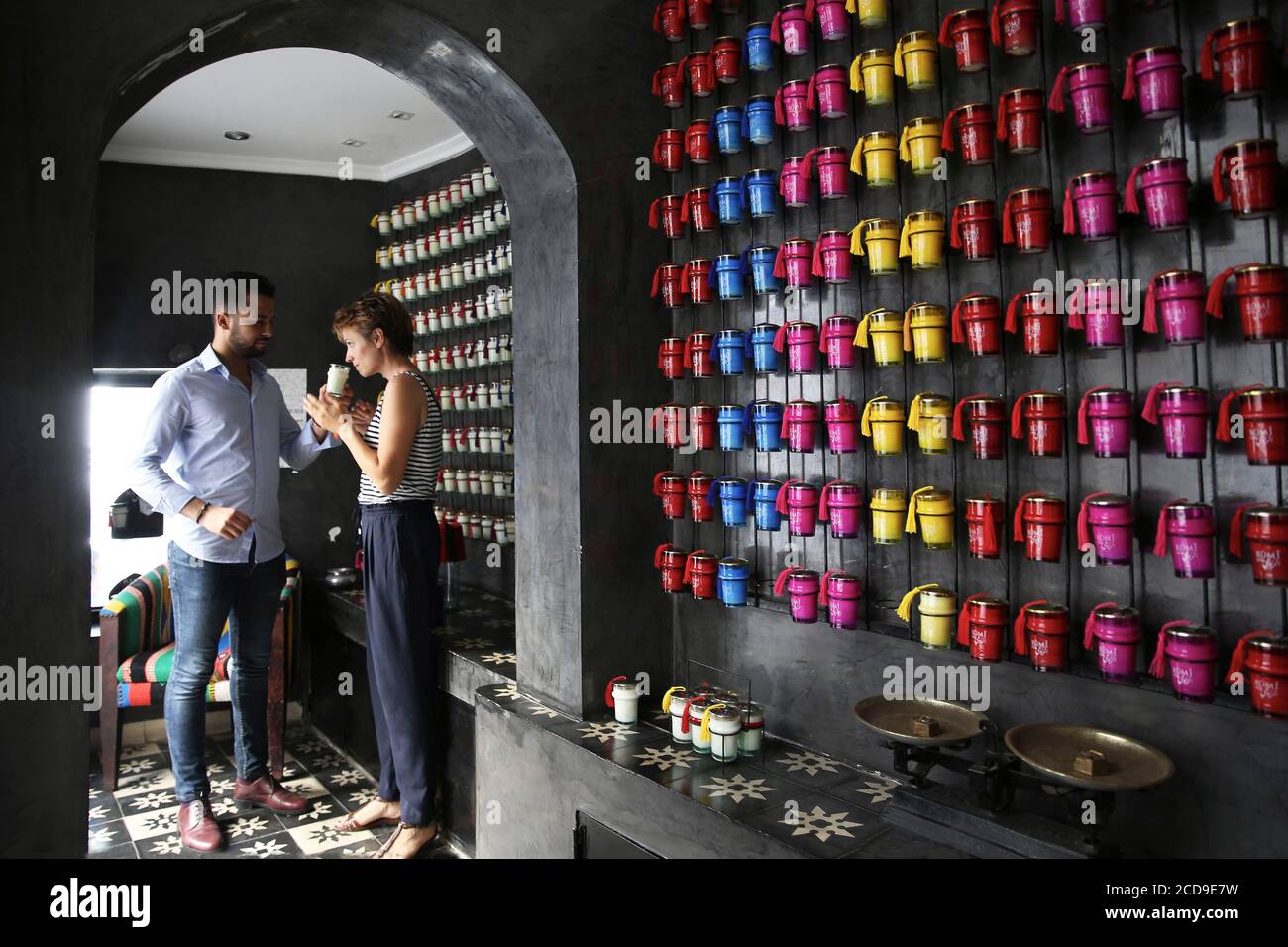 Maroc, région de Tanger Tétouan, Tanger, bougies colorées dans une boutique de la marque R?mi Banque D'Images