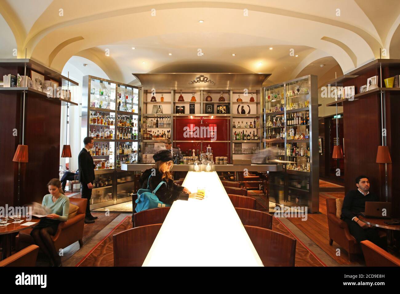 France, Paris, Hôtel Royal Monceau, femme assise au comptoir en verre rétroéclairé du long bar, le bar à cocktails Royal Monceau conçu par Philippe Starck Banque D'Images