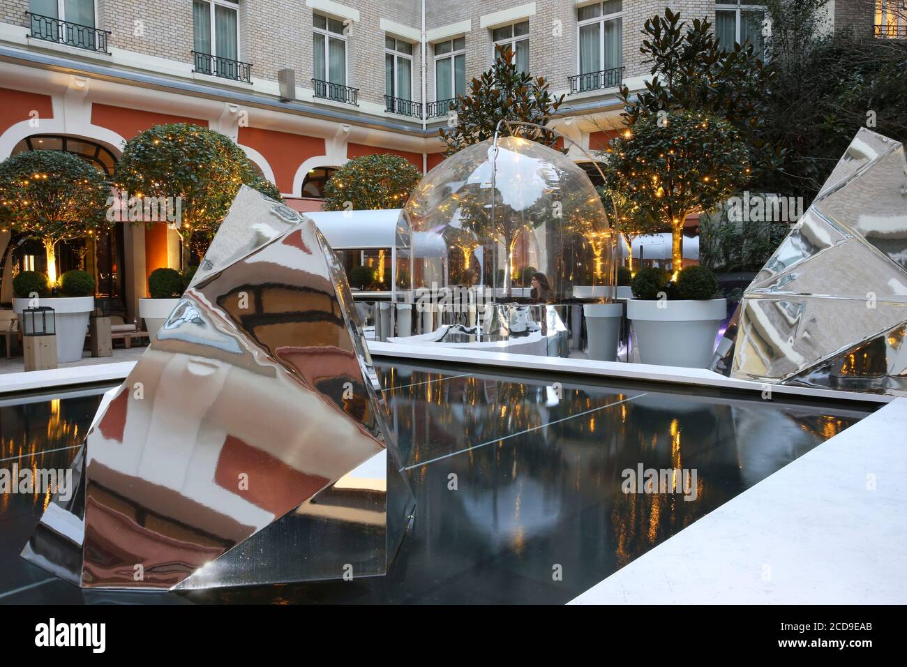 France, Paris, Hôtel Royal Monceau, flotteurs de glace de conception éphémère sur la terrasse du Royal Monceau Banque D'Images