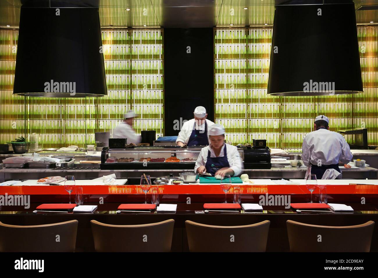 France, Paris, Hôtel Royal Monceau, maître de sushi derrière le comptoir du restaurant japonais Matsuhisa Banque D'Images