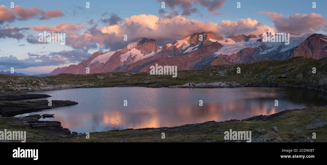 France, Hautes Alpes, la grave, sur le plateau d'Emparis, vue panoramique sur le lac Noir face au massif de Meije au coucher du soleil Banque D'Images