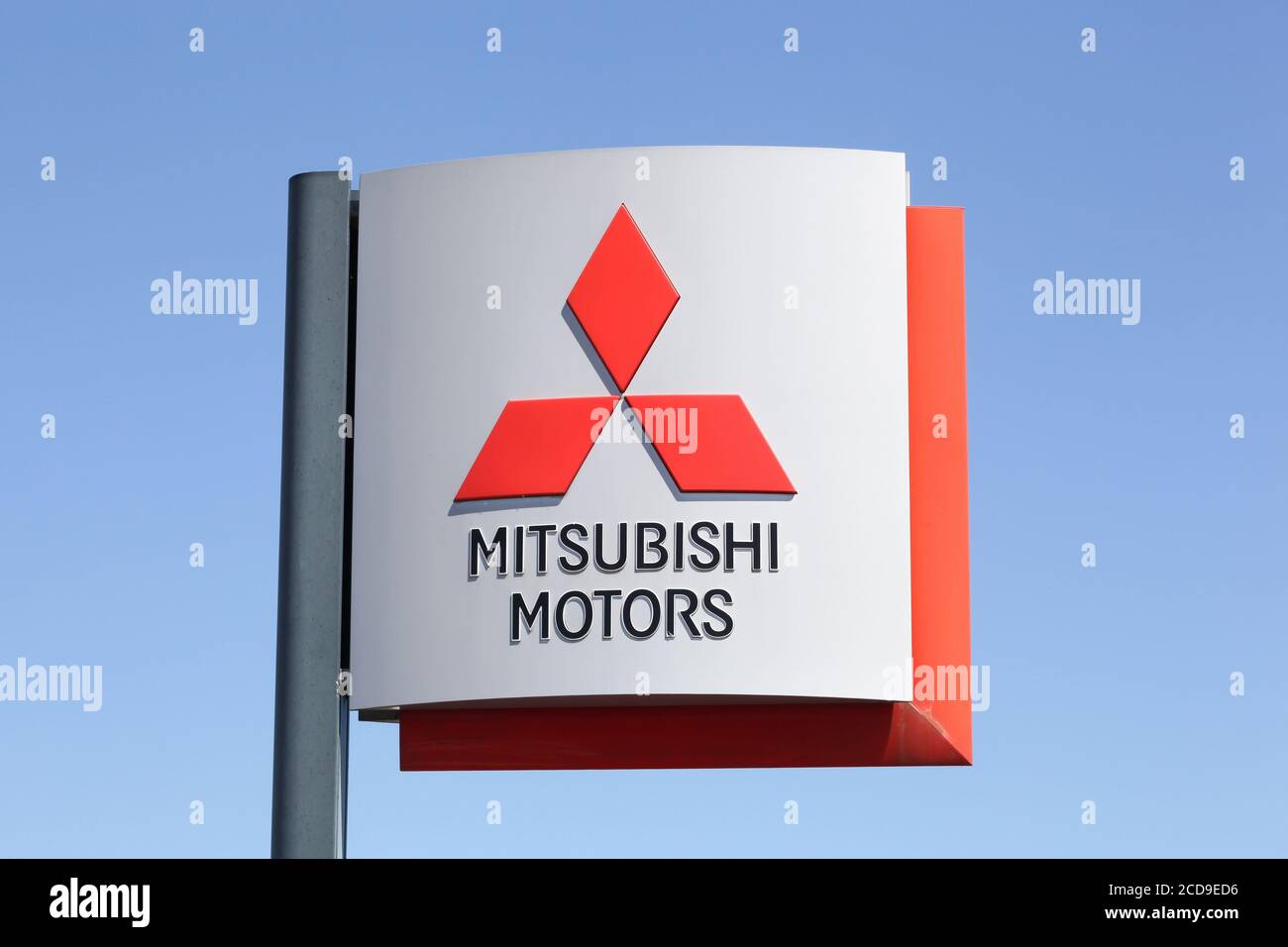 Roanne, France - 31 mai 2020 : logo Mitsubishi sur un panneau. Mitsubishi Motors Corporation est un fabricant automobile multinational Banque D'Images
