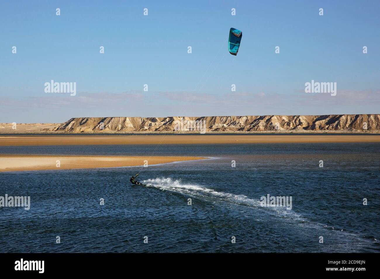 Maroc, Sahara occidental, Dakhla, kitesurfer sur le lagon, entre la dune blanche et les montagnes désertiques Banque D'Images