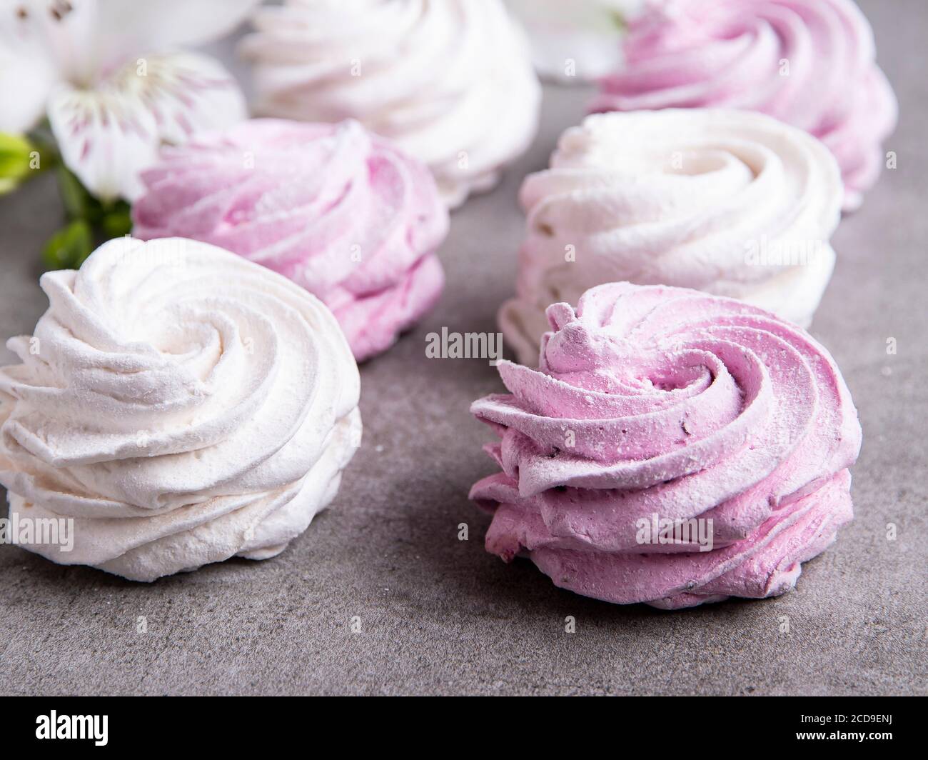 Guimauves blanches et roses faites maison. Bonbons sains faits maison. Gros plan. Banque D'Images