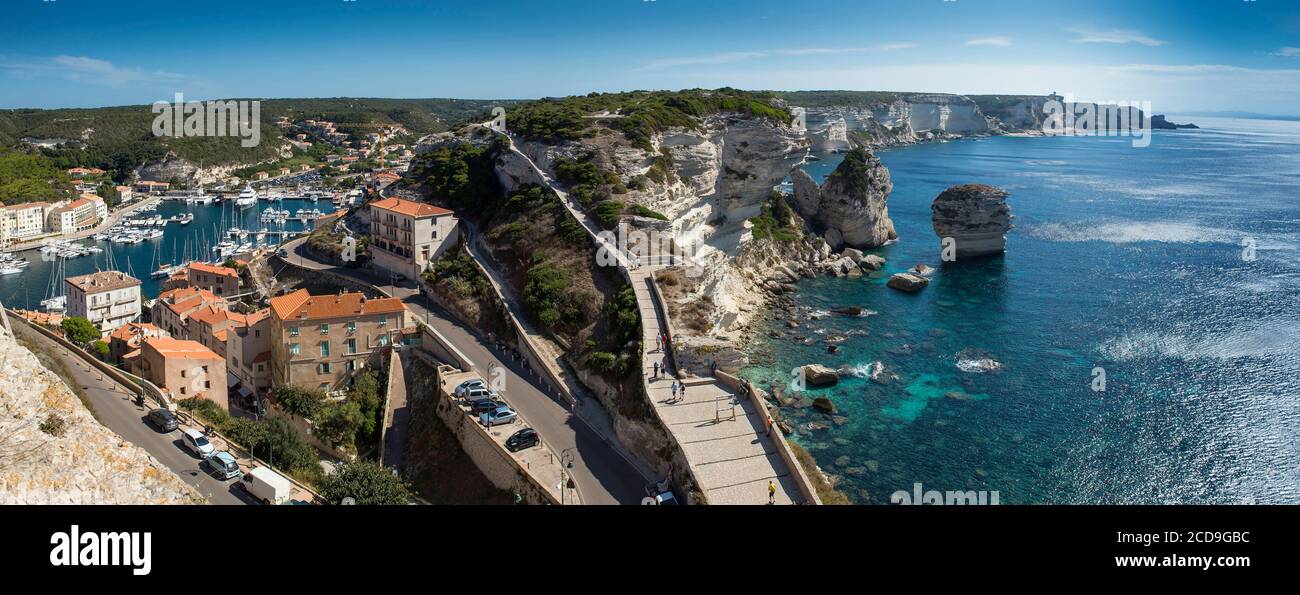 La France, la Corse du Sud, Bonifacio, la citadelle, le port, la ville basse et un rocher appelé grain de sable forment une île curieuse à quelques mètres de la rive vue sur les terrasses panoramiques du musée dans le bastion du standard Banque D'Images