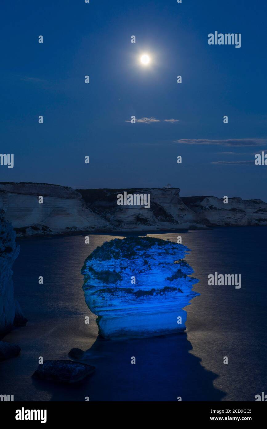 France, Corse du Sud, Bonifacio, une roche appelée grain de sable forme une île curieuse à quelques mètres du rivage sous l'éclairage de la pleine lune Banque D'Images