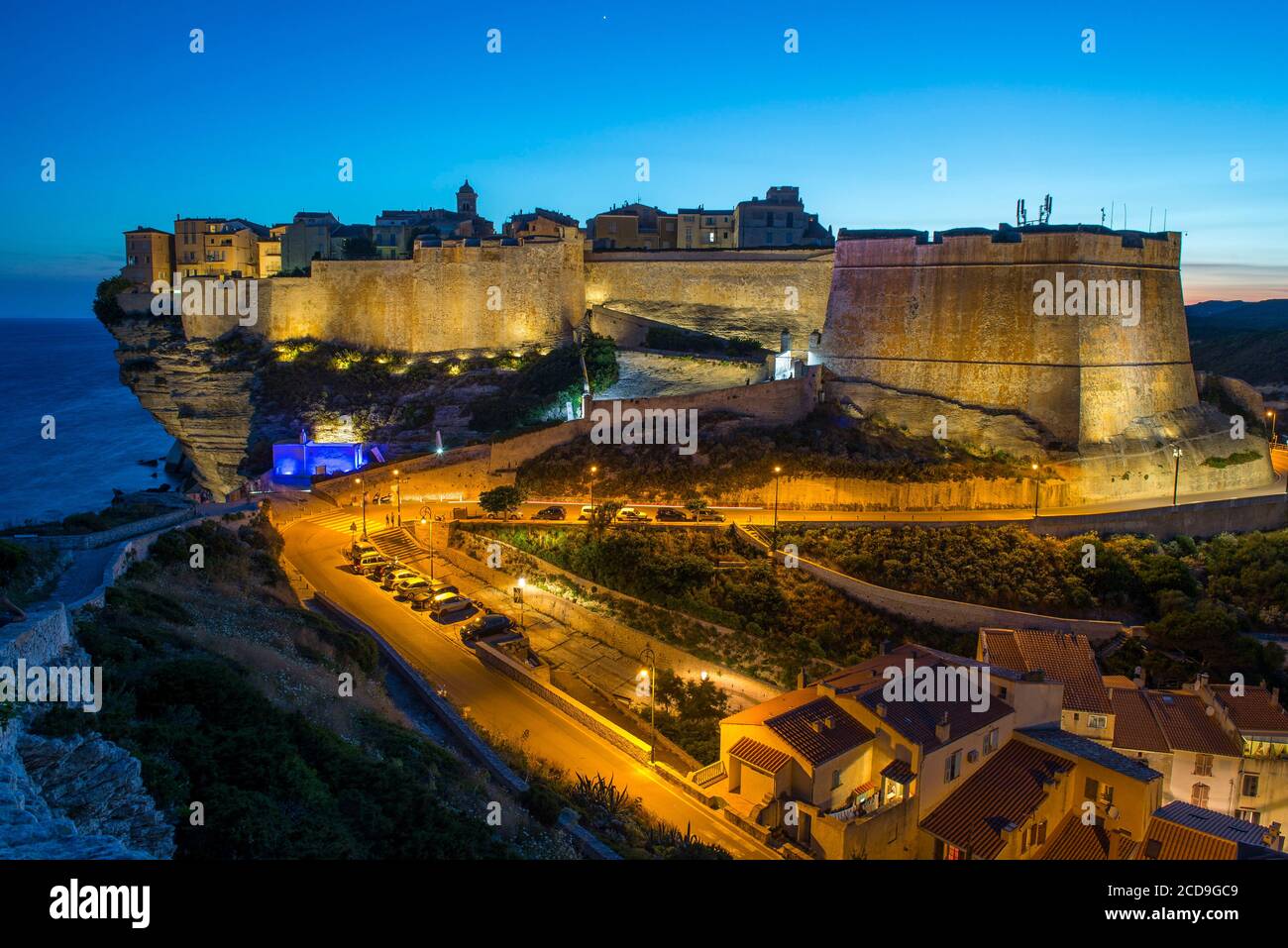 France, Corse du Sud, Bonifacio, spectacle de lumière sur la citadelle et le bastion de l'Etendard vu du sentier des falaises au crépuscule Banque D'Images