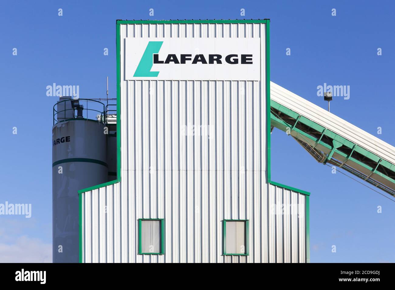 Montélimar, France - 2 novembre 2018 : usine de ciment Lafarge. Lafarge est une société industrielle française spécialisée dans le ciment Banque D'Images