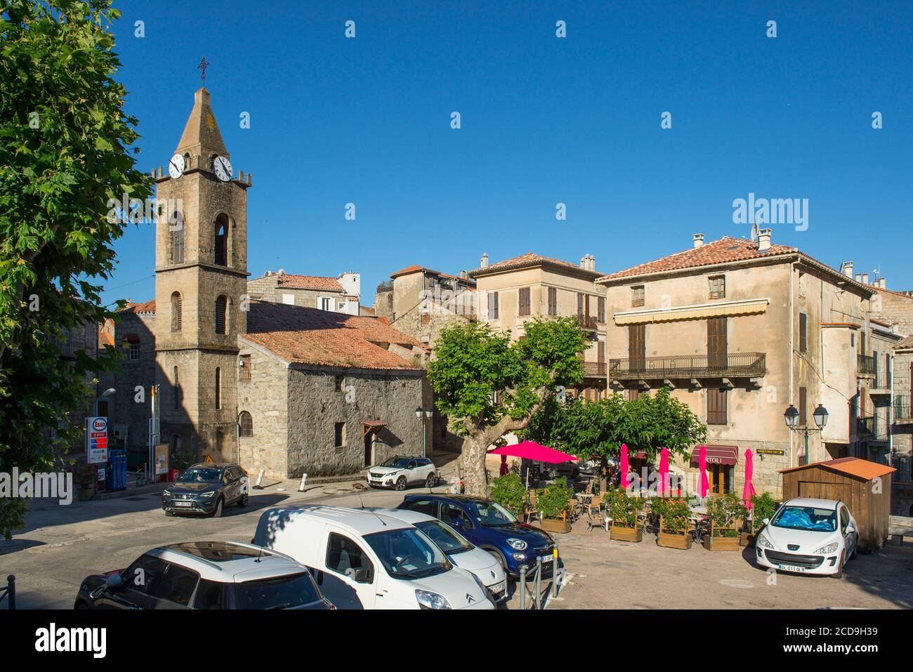 France, Corse du Sud, Alta Rocca, terrasse de bar sur la place du village de Sainte Lucie de Tallano Banque D'Images
