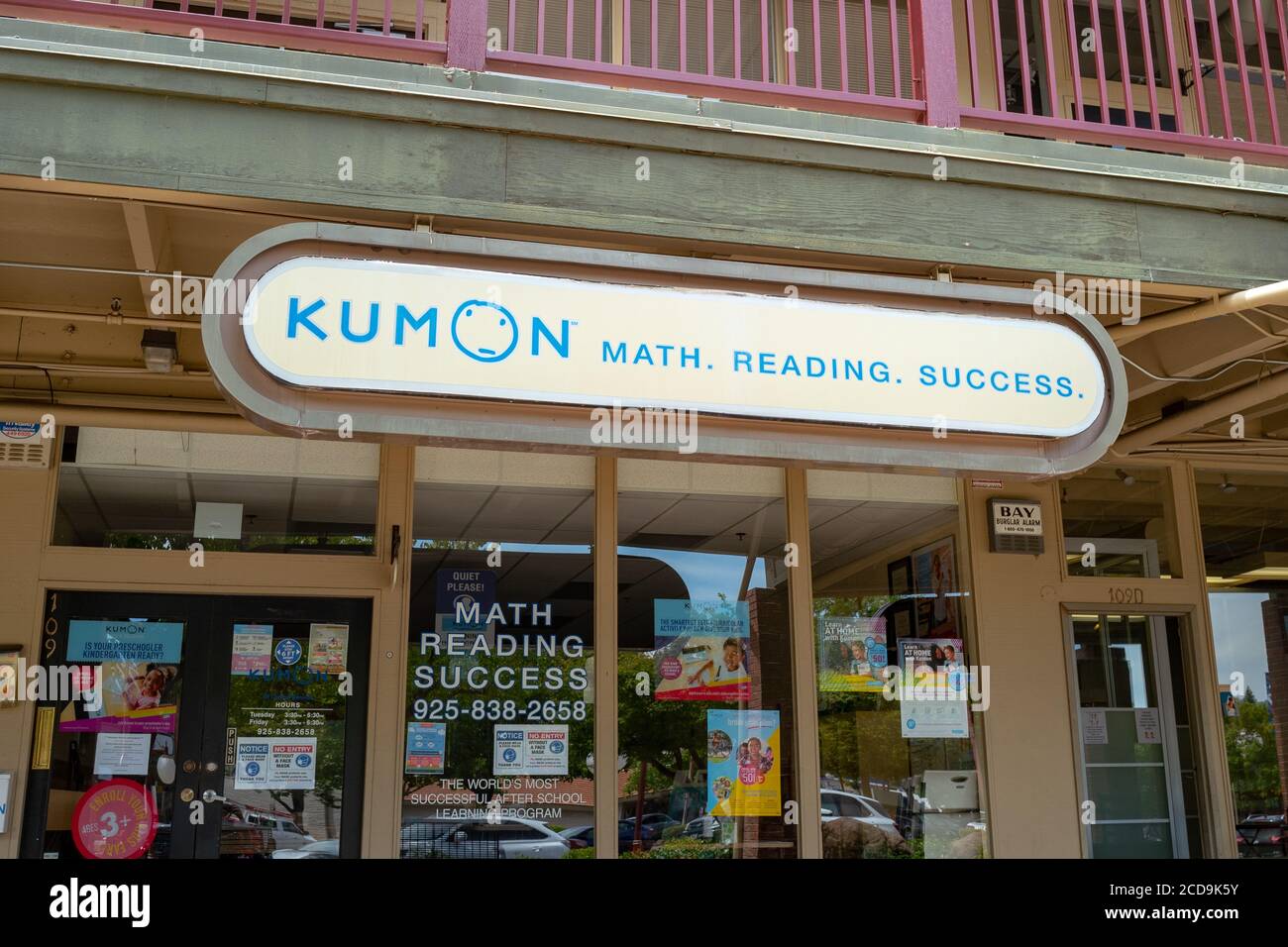 Façade avec enseigne pour le centre de formation en mathématiques et en lecture de la marque Kumon, Danville, Californie, 10 juin 2020. () Banque D'Images