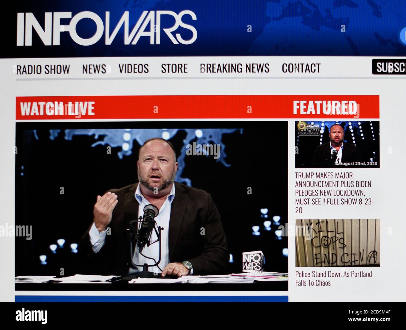 Un écran d'ordinateur du site Web américain d'Infowars d'extrême droite hébergé par l'extrémiste politique et théoricien de la conspiration Alex Jones. Banque D'Images