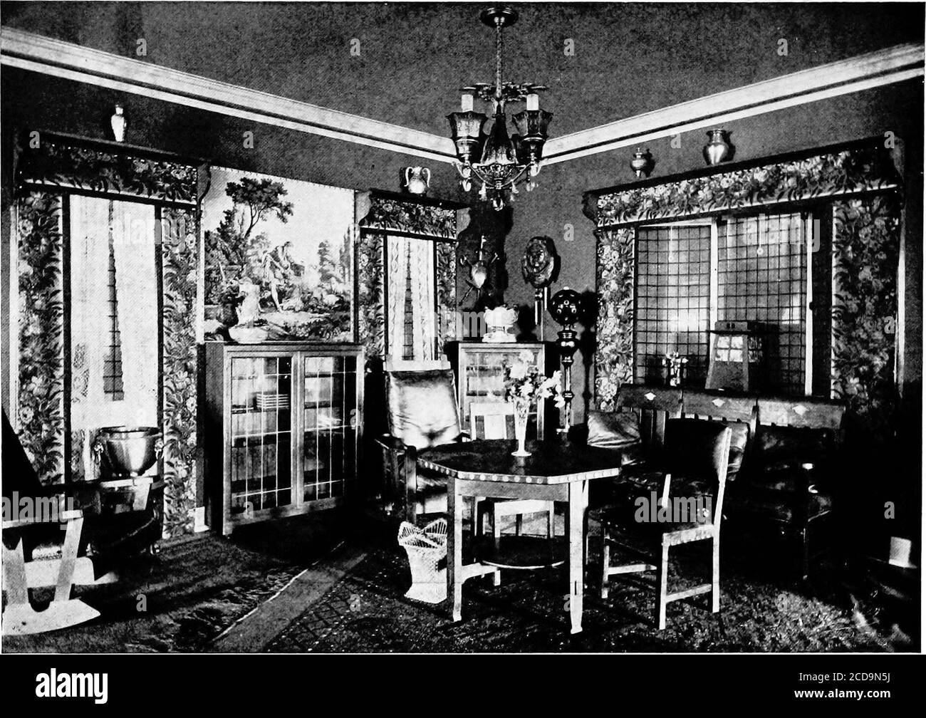 . La chambre belle; une collection d'illustrations d'intérieur montrant les détails de décoration et d'ameublement des périodes importantes d'ameublement . COMPOSITION PITTORESQUE DANS LE STYLE DE MISSION ART MODERNE ET ARTISANAT - AMÉRICAIN. BOISERIES EN CHÊNE. FOREST GREENS DANS LES DRAPERIES ARTS MODERNES ET L'ARTISANAT - AMÉRICAIN Banque D'Images