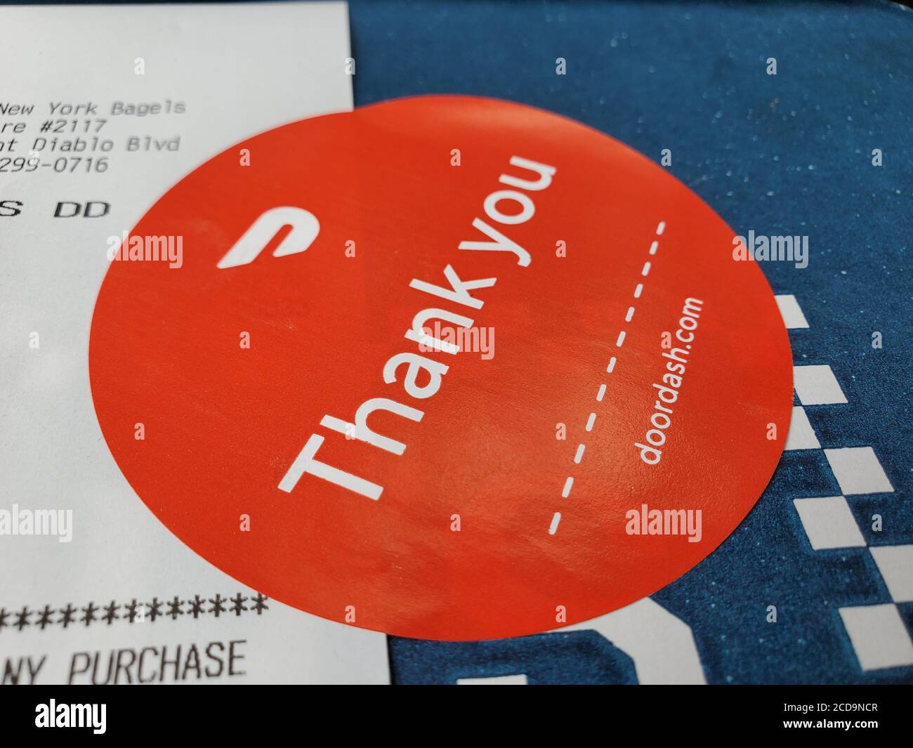 Autocollant de remerciement sur la commande de produits alimentaires avec logo Doordash, Lafayette, Californie, 12 juin 2020. () Banque D'Images