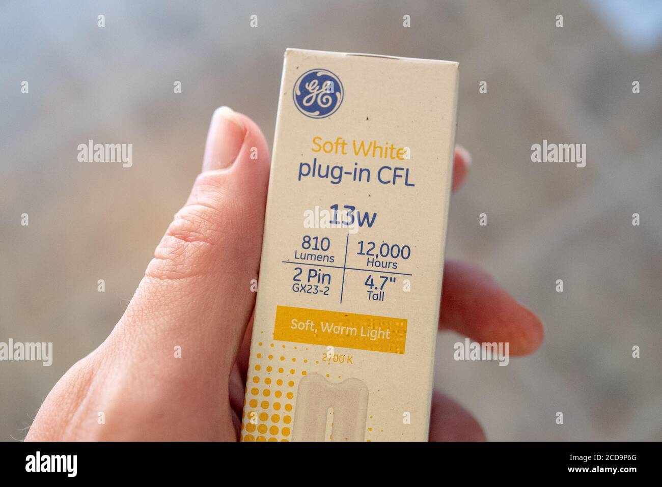Gros plan de l'ampoule fluocompacte à économie d'énergie de la marque General Electric (GE), San Ramon (Californie), sur une surface en carreaux, 18 juin 2020. () Banque D'Images