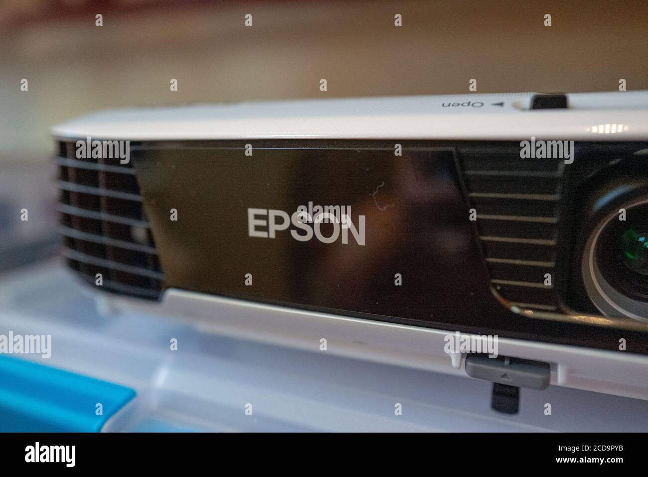 Gros plan du logo de la marque Epson des produits de bureau sur projecteur numérique, San Ramon, Californie, 18 juin 2020. () Banque D'Images